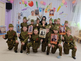 "Давайте, люди, никогда об этом не забудем!" "Давайте, люди, никогда об этом не забудем!".